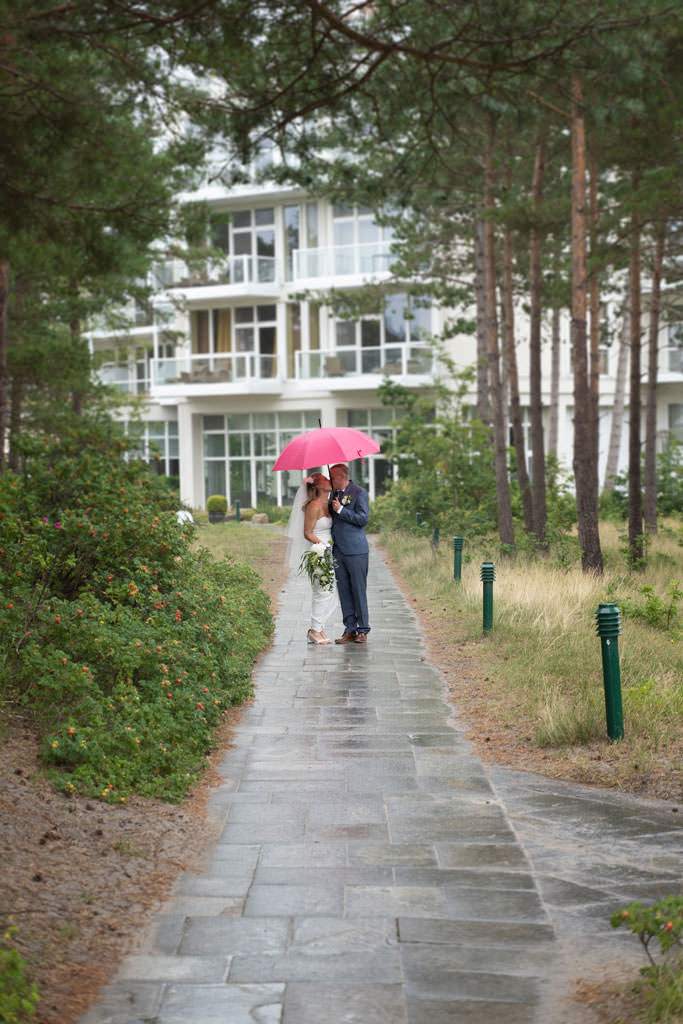 Ehepaar küsst im Regen