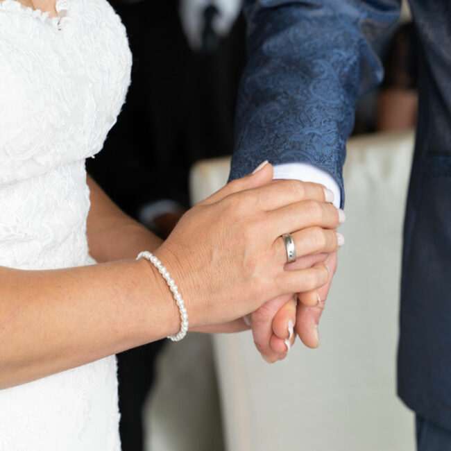 Hände halten während der Hochzeitszeremonie