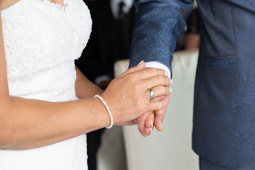 Hände halten während der Hochzeitszeremonie