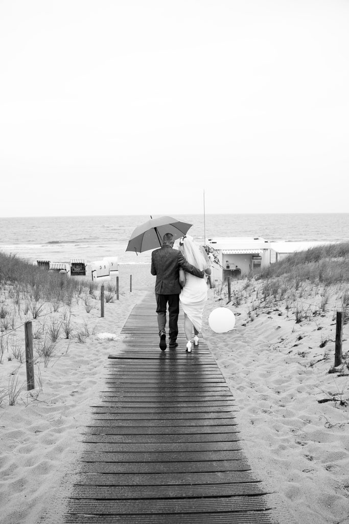 Brautpaar an der Ostsee im Regen