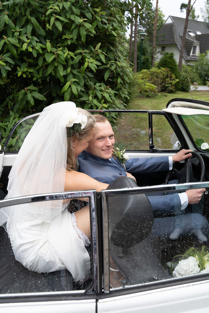Brautpaar im Cabrio