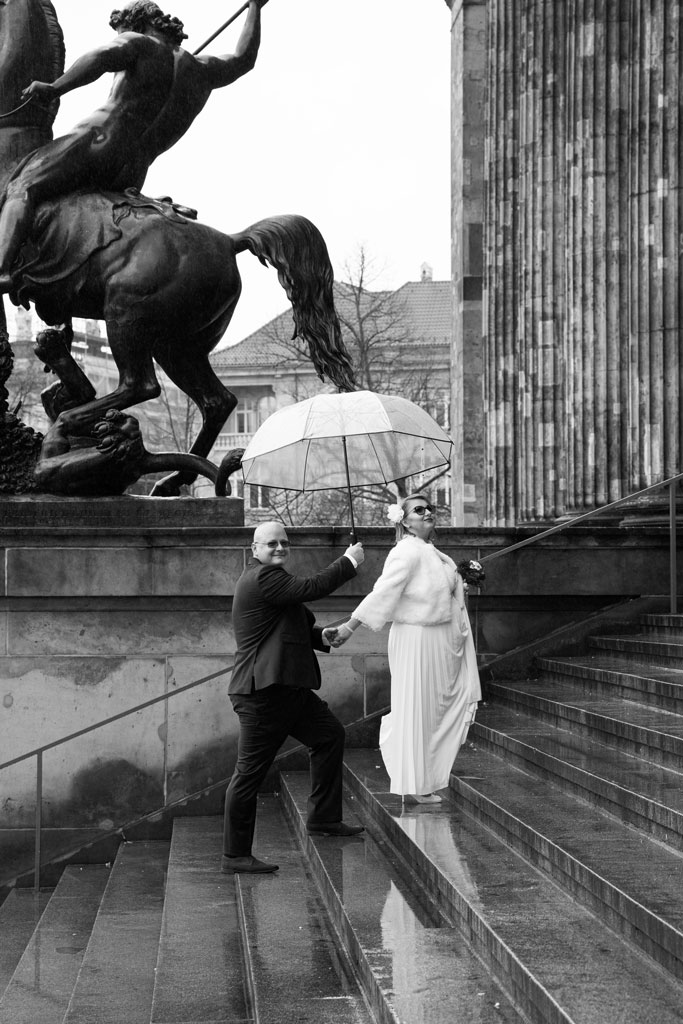 Brautpaar im Regen in Berlin