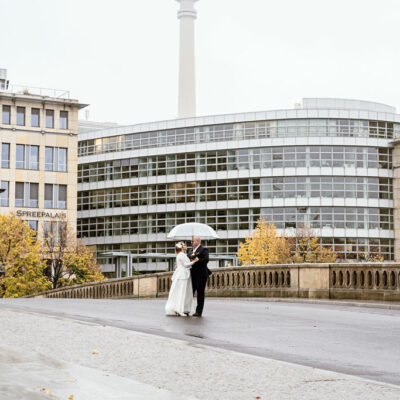 Hochzeitspaar in Berlin auf der Brücke